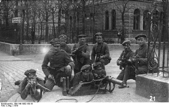 Soldaten mit schwerem Maschinengewehr in Augsburg (April1919)